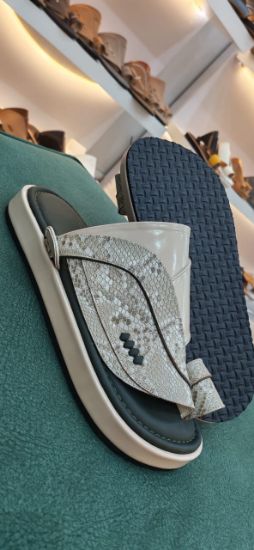 صورة حذاء شرقي جلد ثعبان ارضيه ملبس مريح ومانع الانزلاق